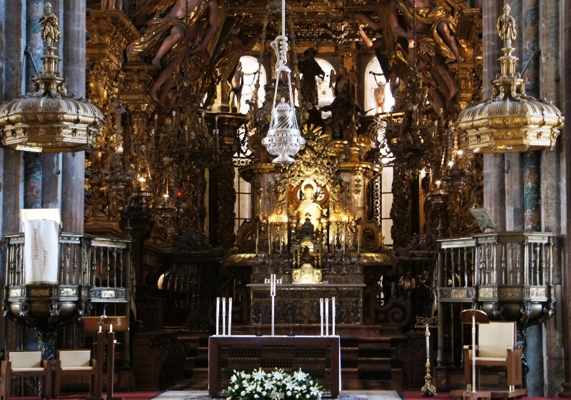 Altar de la catedral de Santiago de Compostela, ntese detalle del botafumeiro de plata, el ms grande del mundo.